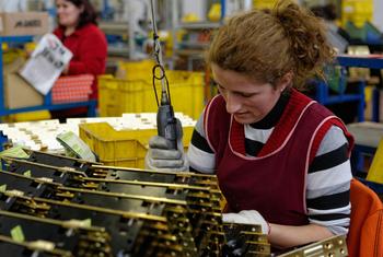 Une employée de Manifacture Italiana à Durrës, en Albanie.