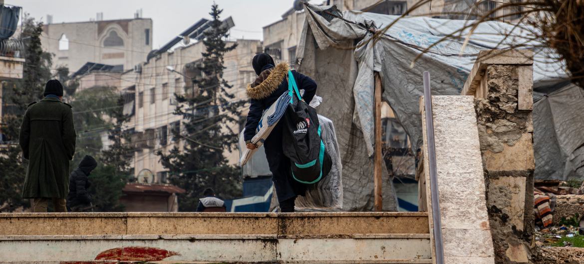 С 27 ноября более четверти миллиона детей в Сирии были вынуждены покинуть свои дома из-за эскалации конфликта.