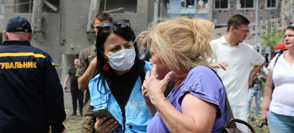 Сотрудница гуманитарного агентства ООН успокаивает женщину после ракетного обстрела больницы в Киеве, Украина. (архив)