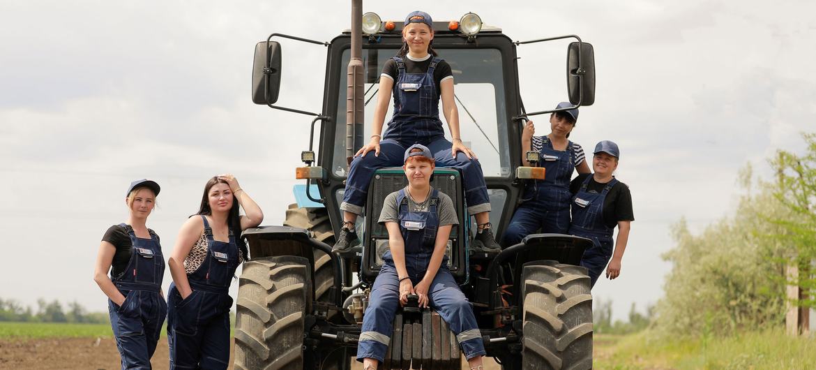 На фоне нехватки рабочих рук украинские женщины садятся за руль тракторов.