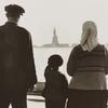 Вид на статую свободы с острова Эллис, который был самым крупным пунктом приема мигрантов в США до 1954 года.