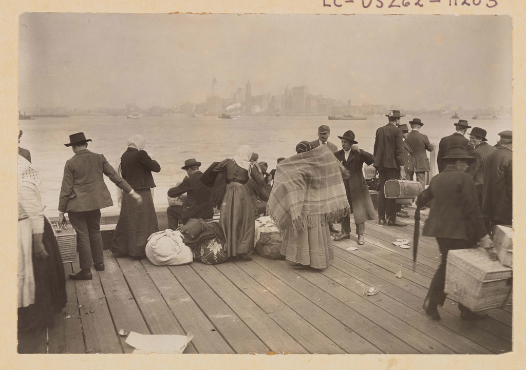 مهاجرون ينتظرون في جزيرة إليس في أكتوبر 1912.
