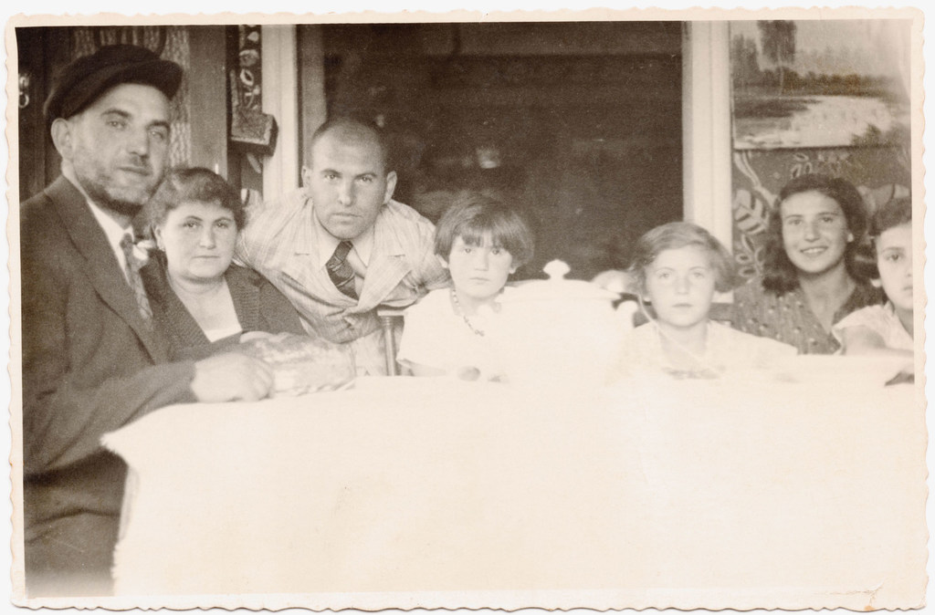 Shmiel dan keluarganya di Bolechow, Polandia, 1934.