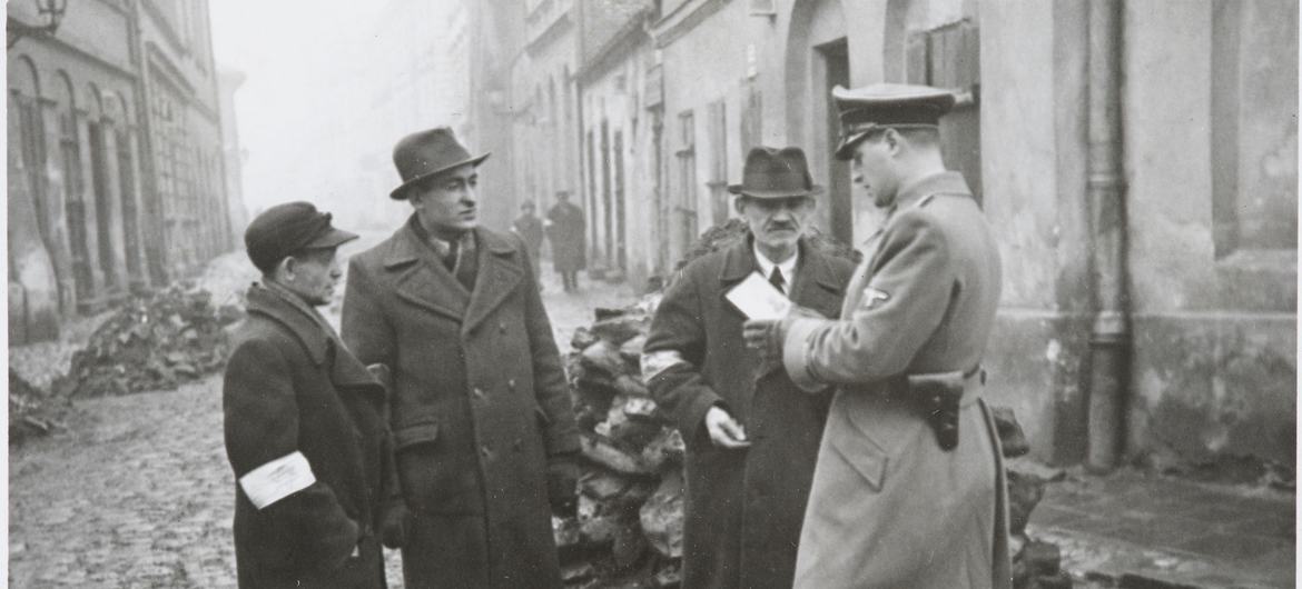 Проверка документов у евреев в Кракове. Польша, 1941 г.
