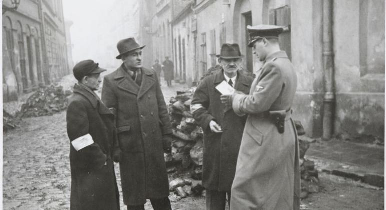 Проверка документов у евреев в Кракове. Польша, 1941 г.