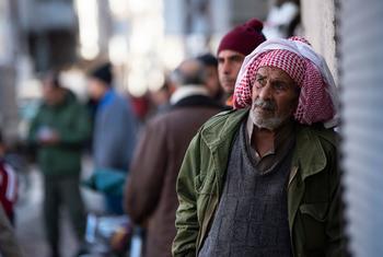 सीरिया के पूर्वोत्तर इलाक़े में एक व्यक्ति, भूकम्प से हुई तबाही से सम्बन्धियों के शव निकाले जाते समय, प्रतीक्षा करते हुए.