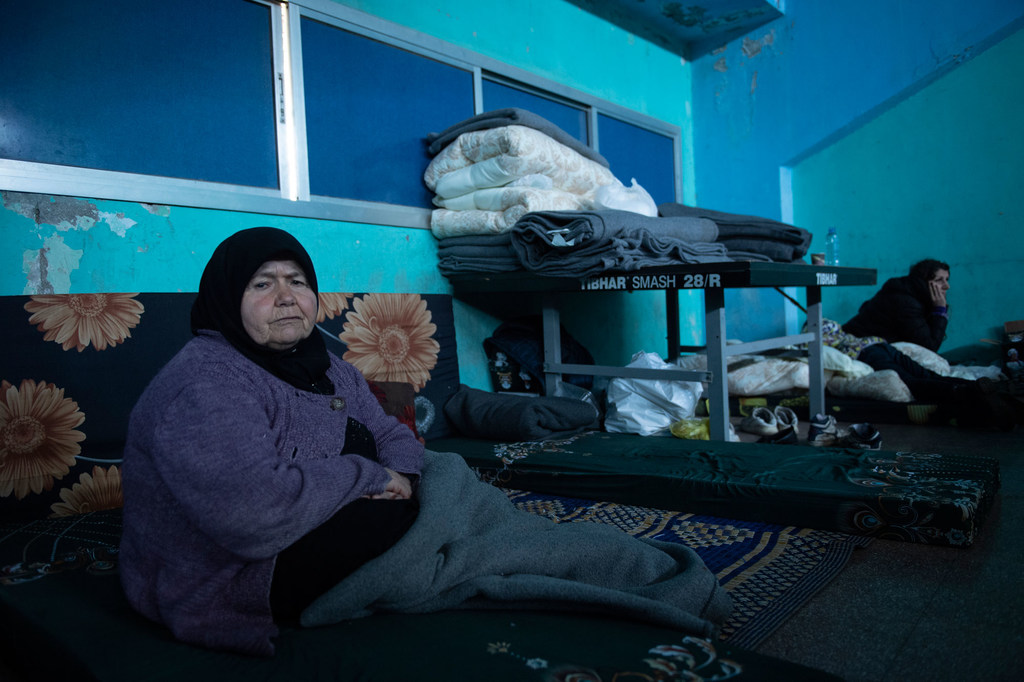Une femme, dont la maison a été détruite lors du tremblement de terre, repose dans un abri pour personnes déplacées dans le district de Jableh, en Syrie.