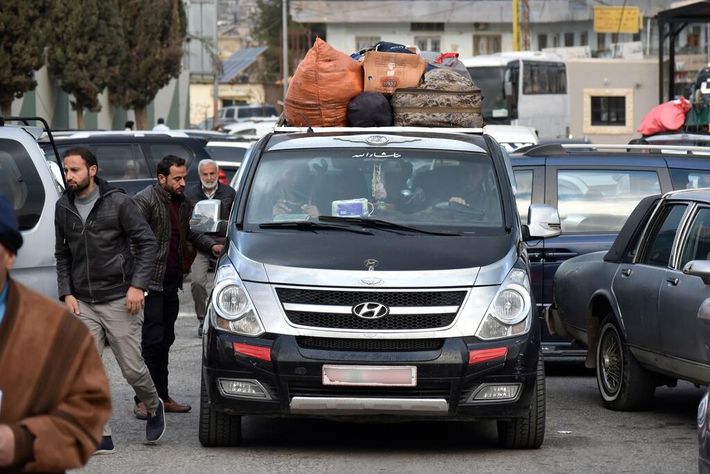 Des gens au poste-frontière de Masnaa, au Liban, en attendant de passer en Syrie.