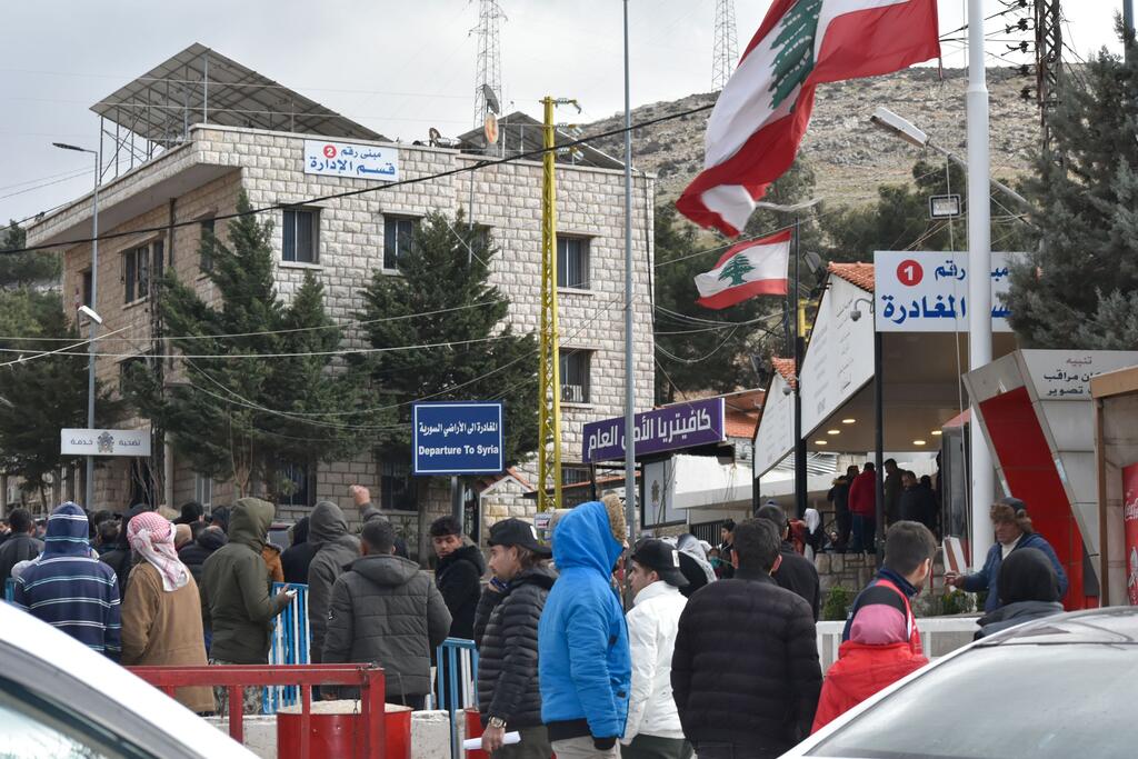 Люди собираются на КПП Масна на границе Ливана и Сирии.
