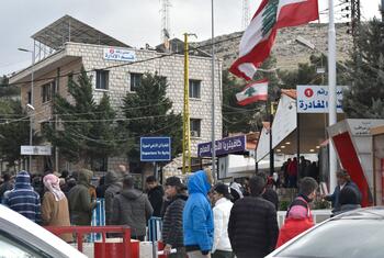 पुरुषों, महिलाओं और बच्चों सहित लोगों की एक भीड़ लेबनान में मस्ना सीमा पार पर इकट्ठी हुई है, जो इजरायली बमबारी से बचने के लिए सीरिया में प्रवेश करने का इंतजार कर रही है।