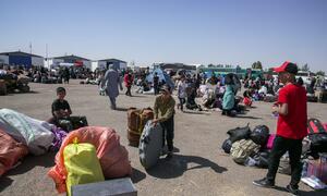 Afghan returnees from Iran gather at the Islam-Qala Border near Herat with their luggage and belongings. Children are present among the returnees. UNICEF is providing humanitarian aid and child protection services in this acute emergency.