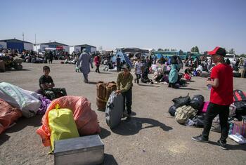Los afganos retornados de Irán se reúnen en la frontera Islam-Qala cerca de Herat con su equipaje y pertenencias. Hay niños entre los retornados. UNICEF está proporcionando ayuda humanitaria y servicios de protección infantil en esta aguda emergencia.