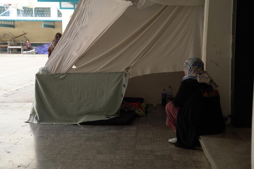 Des familles déplacées se sont réfugiées dans une école publique de Beyrouth, au Liban, utilisant des tentes et des couvertures pour créer des espaces de vie temporaires après l'escalade récente.