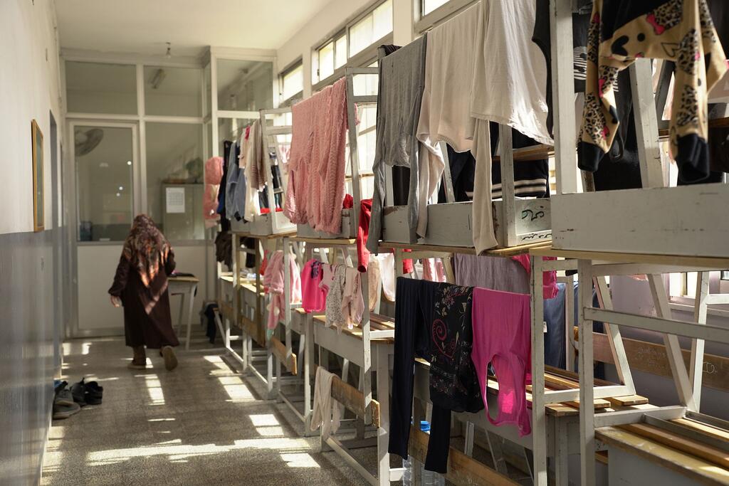 Бежавшие из своих домов ливанские семьи укрываются на территории школы в Бейруте.