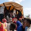 Люди, спасающиеся от насилия, проходят через транзитный центр на севере Южного Судана.