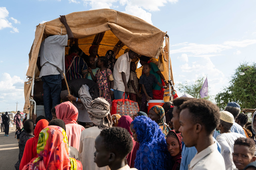 Des personnes fuyant les violences transitent par un centre de transit à Renk, dans le nord du Soudan du Sud.