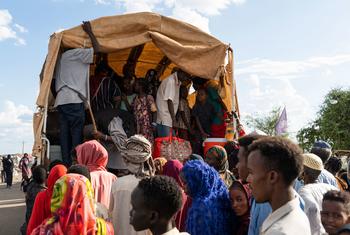 مواطنون سودانيون فارون من الحرب عند مركز عبور في الرنك، جنوب السودان.