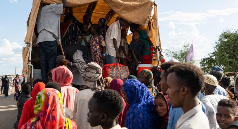 مواطنون سودانيون فارون من الحرب عند مركز عبور في الرنك، جنوب السودان.
