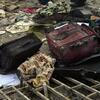 Последствия авиаударов в Бейруте: повреждённые чемоданы и разбросанные личные вещи среди обломков.