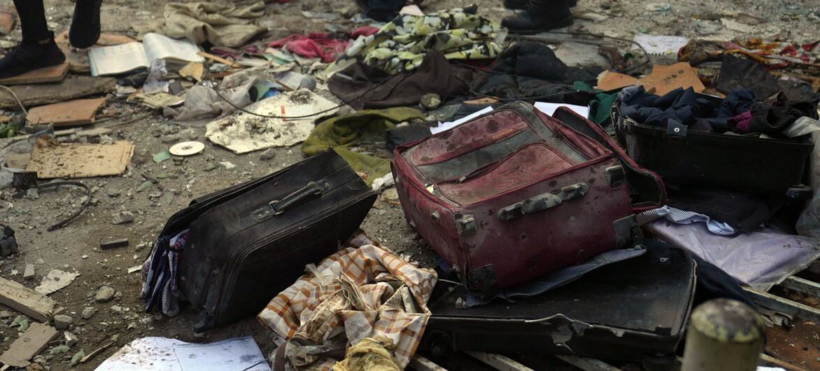 As consequências dos ataques aéreos em Beirute, mostrando malas danificadas e pertences pessoais espalhados entre os escombros.