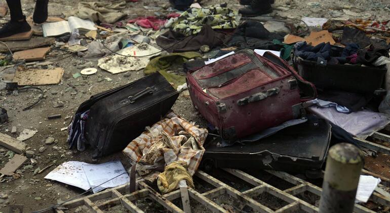 Личные вещи разбросаны по улицам Бейрута после ракетных обстрелов.