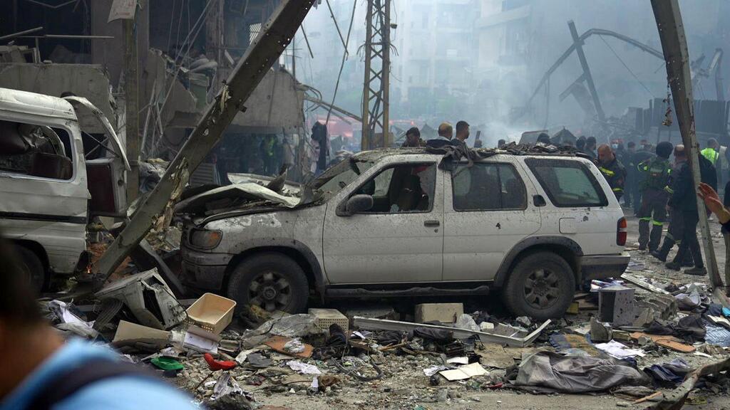 آثار الدمار الذي لحق بأحد الأحياء في بيروت بعد إحدى الهجمات.