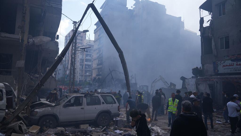 经过一夜的袭击，贝鲁特的一个街区已成一片废墟。