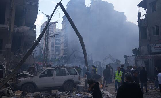 经过一夜的袭击，贝鲁特的一个街区已成一片废墟。