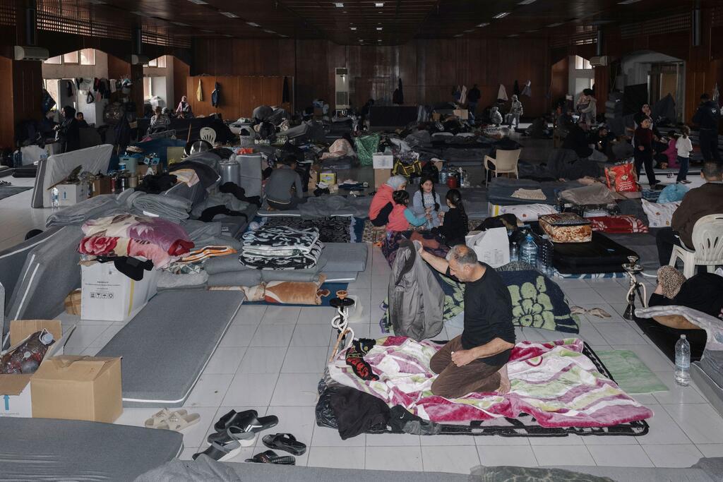 Cемьи в Ливане временно поселились в здании, которое в мирное время служит сиротским приютом.