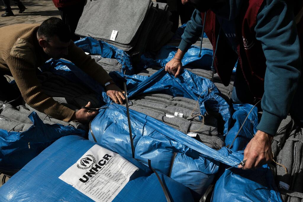 Жители Ливана получают гуманитарную помощь.