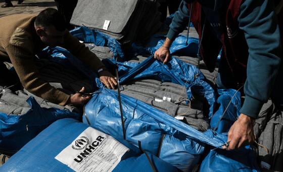 Жители Ливана получают гуманитарную помощь.