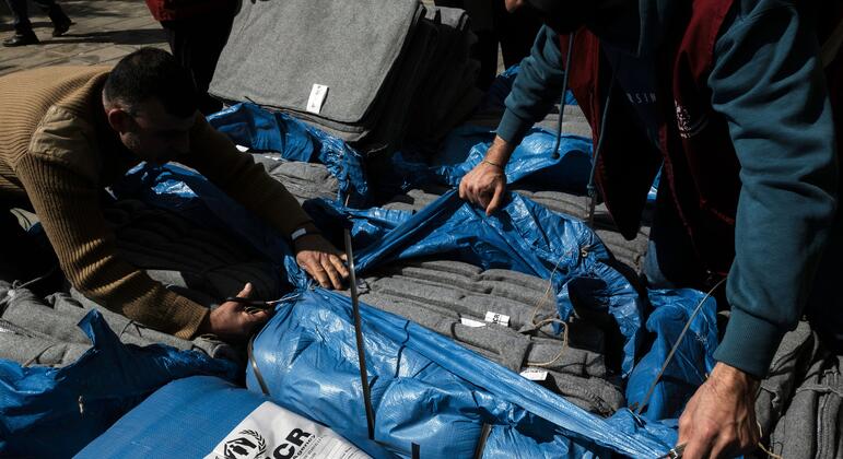 Жители Ливана получают гуманитарную помощь.