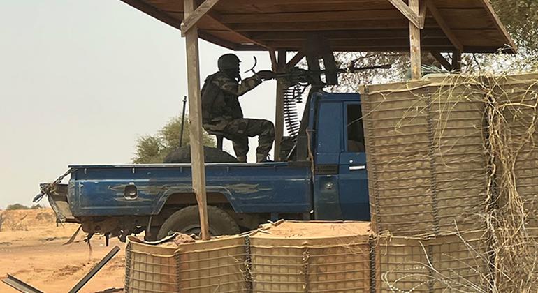 Un soldado nigerino vigila un lugar estratégico en Ouallam, Níger.