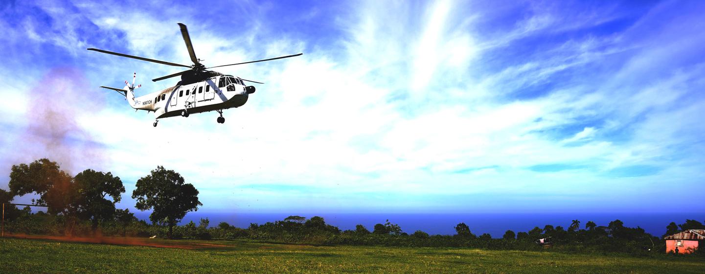 Un hélicoptère de l'UNHAS atterrit sur l'île de la Tortue, au large de la côte nord d'Haïti.