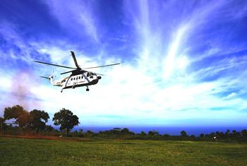 Un hélicoptère de l'UNHAS atterrit sur l'île de la Tortue, au large de la côte nord d'Haïti.