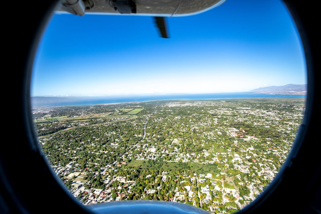 Helikopta inapaa angani juu ya eneo la mijini huko Haiti.