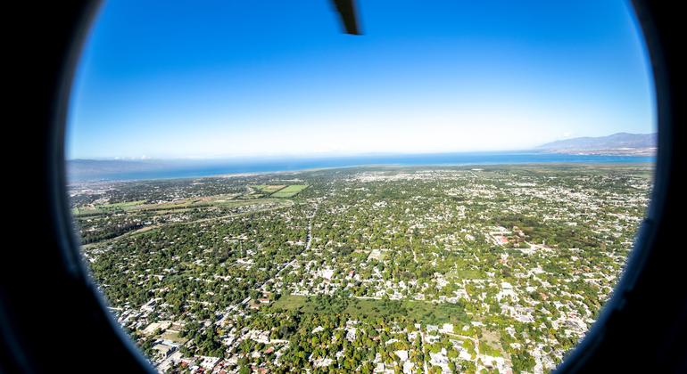 Un helicóptero sobrevuela una zona urbana de Haití.