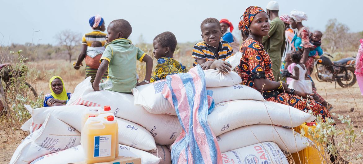 Les populations vulnérables de Morolaba, au Burkina Faso, reçoivent une aide alimentaire d'urgence par voie aérienne (photo d'archives).