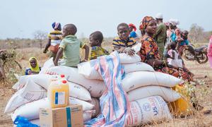 Les populations vulnérables de Morolaba, au Burkina Faso, reçoivent une aide alimentaire d'urgence par voie aérienne.