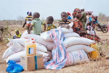 Les populations vulnérables de Morolaba, au Burkina Faso, reçoivent une aide alimentaire d'urgence par voie aérienne.