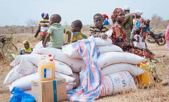 Les populations vulnérables de Morolaba, au Burkina Faso, reçoivent une aide alimentaire d'urgence par voie aérienne (photo d'archives).