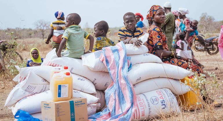 Les populations vulnérables de Morolaba, au Burkina Faso, reçoivent une aide alimentaire d'urgence par voie aérienne. Les populations vulnérables de Morolaba, au Burkina Faso, reçoivent une aide alimentaire d'urgence par voie aérienne.