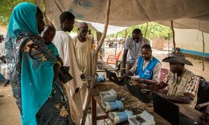Refugiados sudaneses registrándose en un centro de acogida en Birao, en la República Centroafricana.