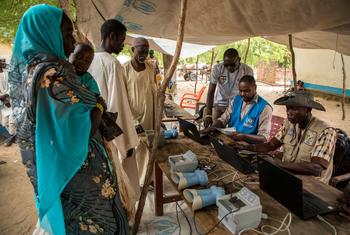 Des réfugiés soudanais s'enregistrent dans un centre à Birao, en République centrafricaine.