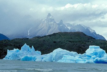 由于气候变化，冰川正在消退，正如图中智利的一处冰川。