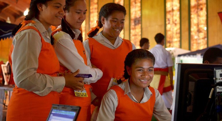 汤加学生在首都努库阿洛法使用高速宽带服务。