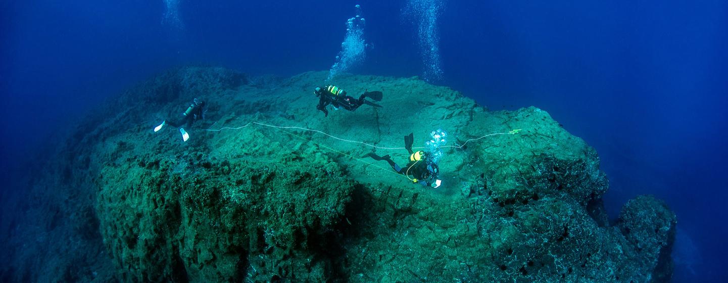 Journée mondiale des océans 2023 Une équipe de plongeurs scientifiques évalue la biodiversité marine au sommet d'un mont sous-marin à Porto Santo, à Madère, au Portugal.