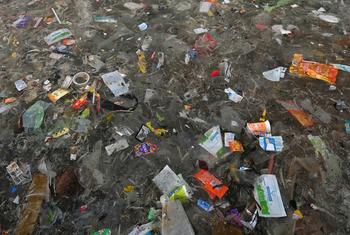 Des déchets plastiques sont rejetés sur une plage en Inde.