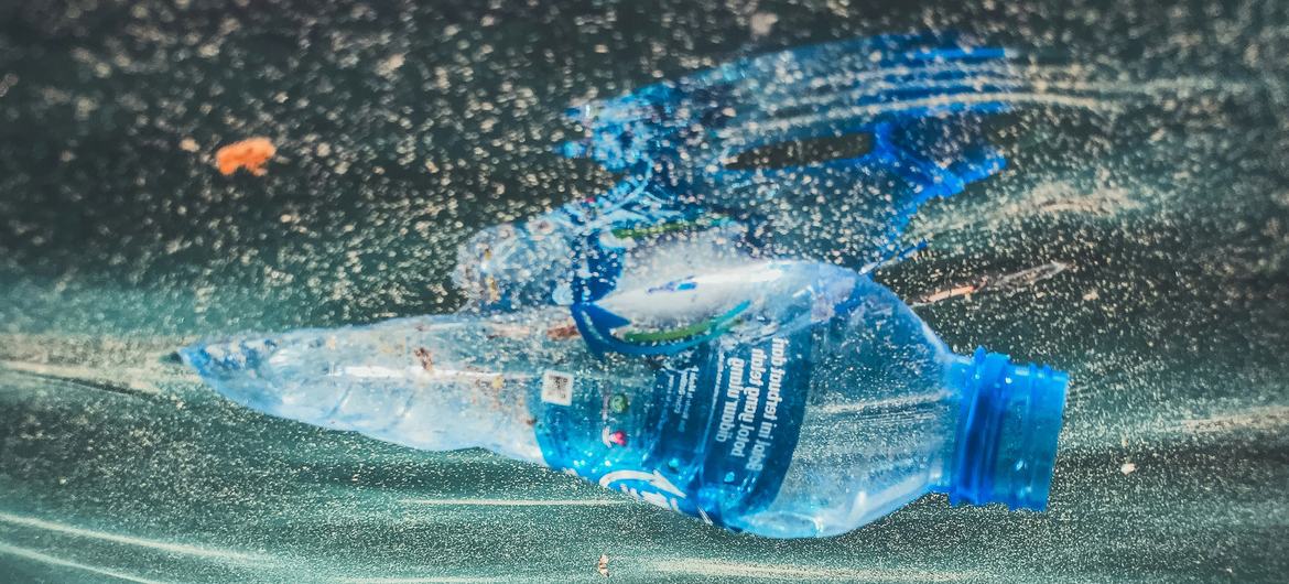 Une bouteille en plastique dérive dans l'océan au large des côtes indonésiennes.