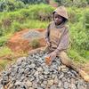 Um rapaz de 14 anos trabalha numa pedreira em Kivu do Sul, República Democrática do Congo